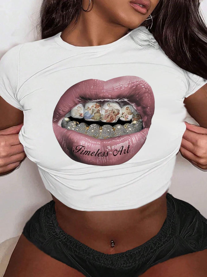 Dame Crop-T-Shirt med kunstnerisk læbemotiv og kreativt tryk Skovae