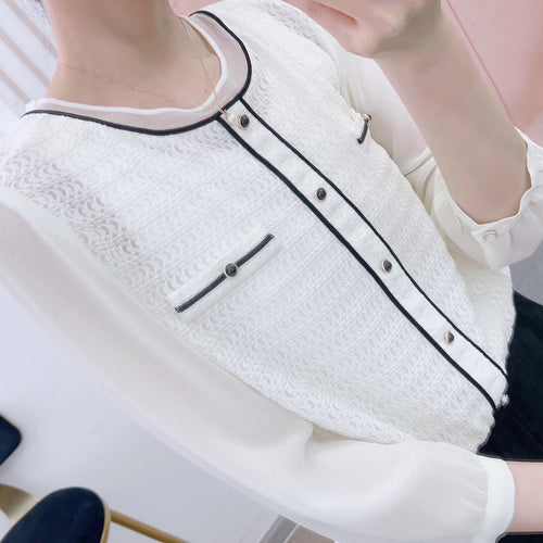 Damebluse med moderigtige indvævede mønster og elegante knapdetaljer Stilla