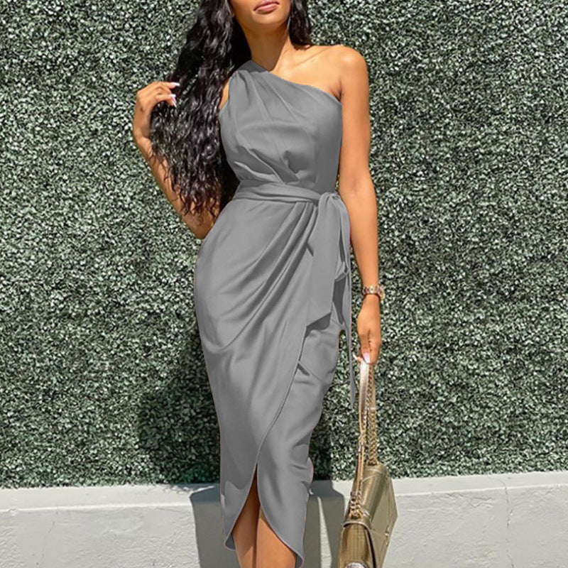 Dame asymmetrisk satinkjole med taljebånd Skovae