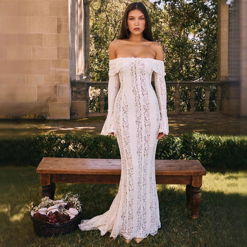 Dame spidsedragt med off-shoulder design og lange ærmer Stilla