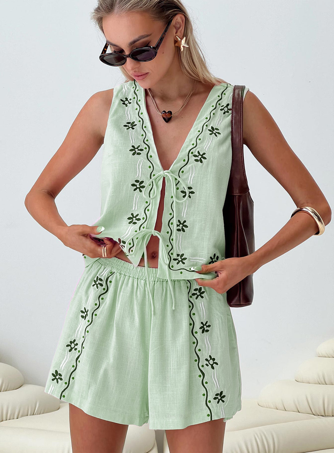Dame Elegante Sommeroutfit med floralt broderidesign Stilla