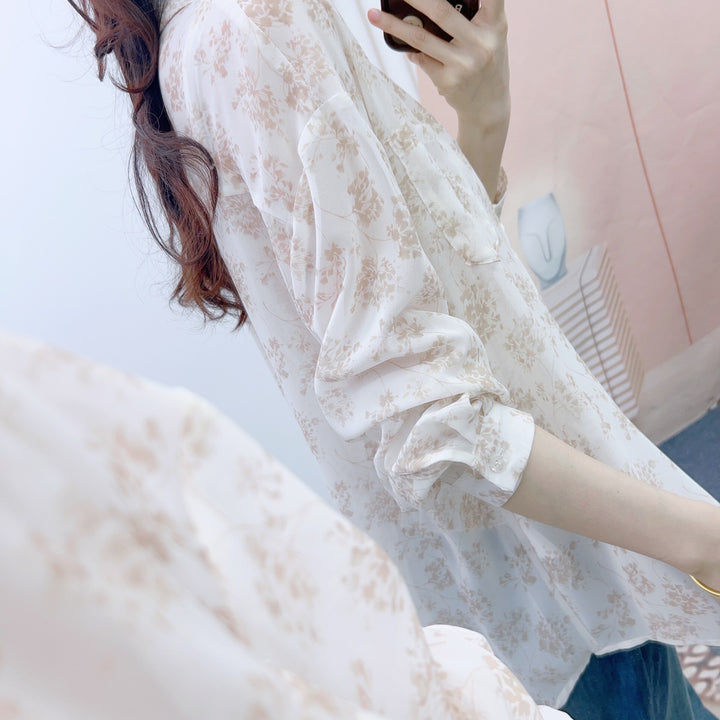 Damebluse i let chiffon med blomstermønster og løs pasform Stilla