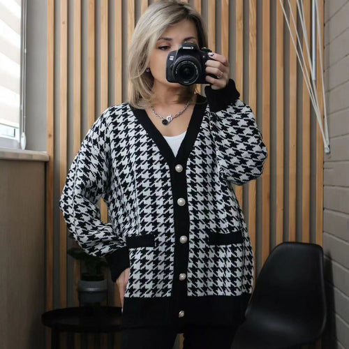 Kvindernes fashionable strikkede cardigan med stilfuldt houndstooth mønster og store knapper Stilla