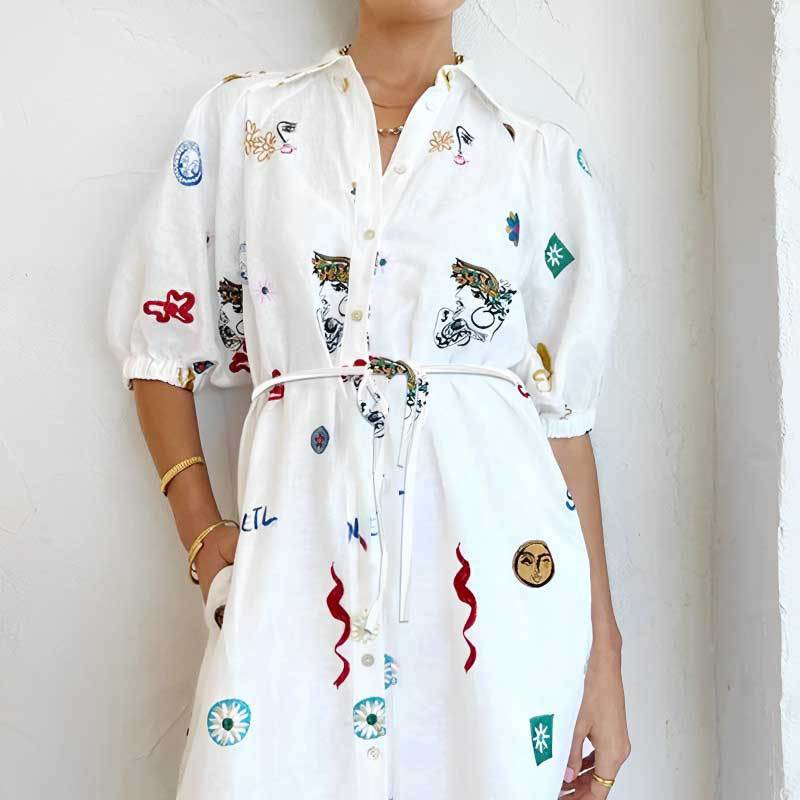 Kvindernes sommerkjole med farverig broderedesign Stilla