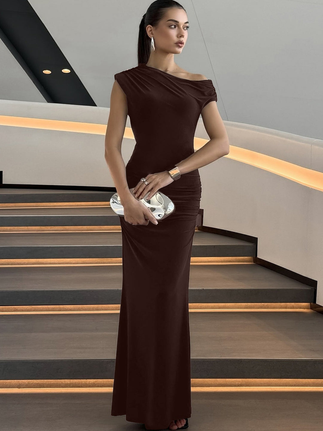 Dame Elegante maxikjole med asymmetrisk monoshoulder-design og raffinerede volanter Stilla