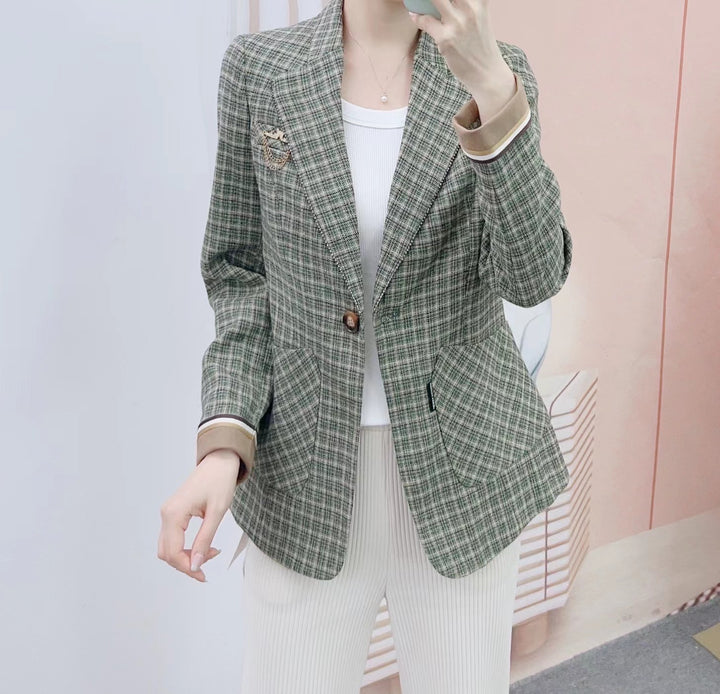 Dame Elegant ternet blazer med ikoniske knapdetaljer og praktiske lommer Stilla