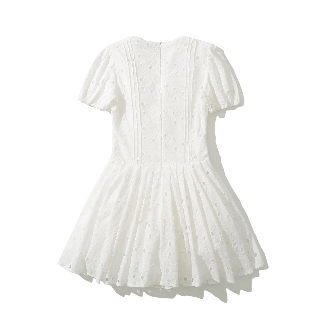Femme Mini Kjole med broderede Øjenhuller Stilla