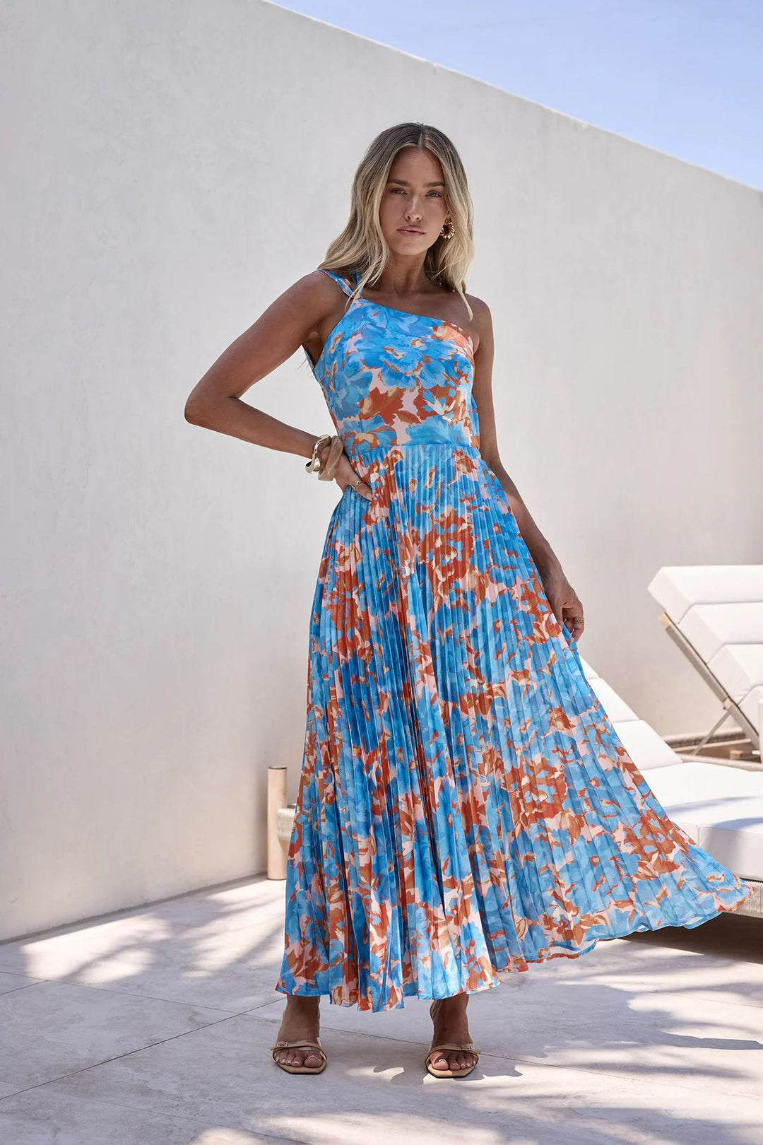Dame maxi kjole med svingende plisseret nederdel og feminin blomsterdesign