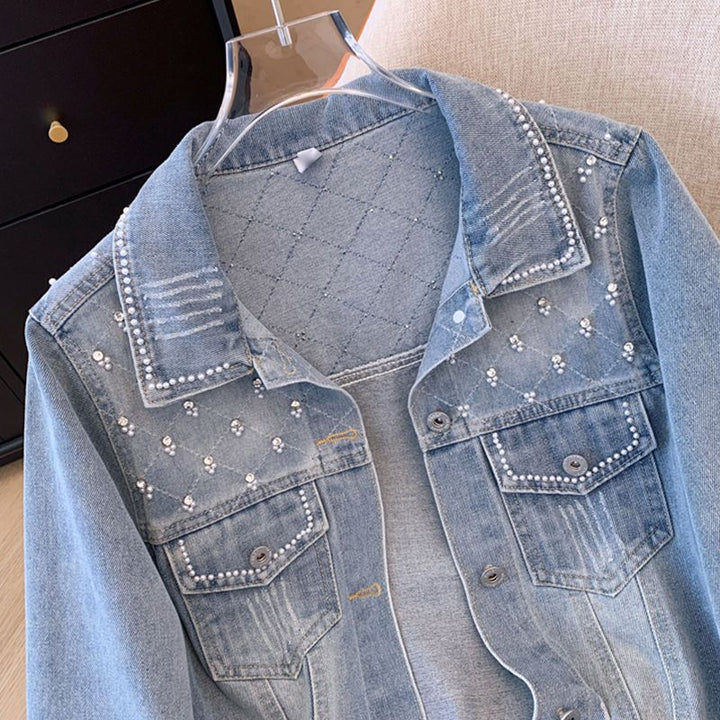 Kvinders fashionable denimjakke med glamorøse perledetaljer Stilla