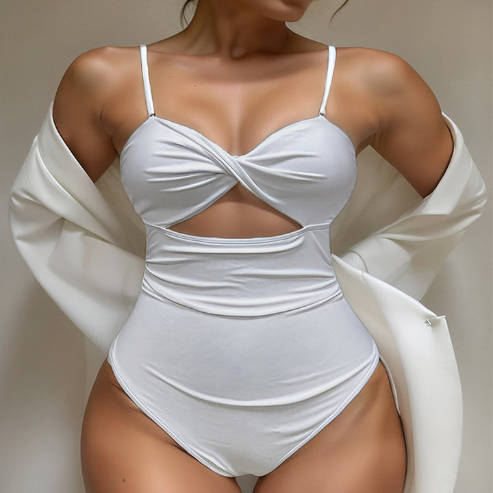 Dame heldragt badedragt med moderne cut-out og dobbelte stropper Skovae