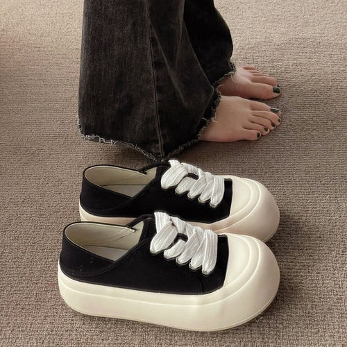 Dame platform sneakers med nostalgisk design og brede snørebånd Stilla