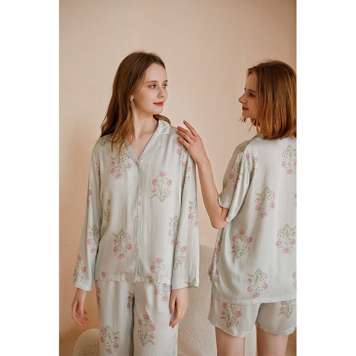 Dame luksuriøs natundertøjssæt i silkeagtigt materiale med blomstret detaljer Stilla
