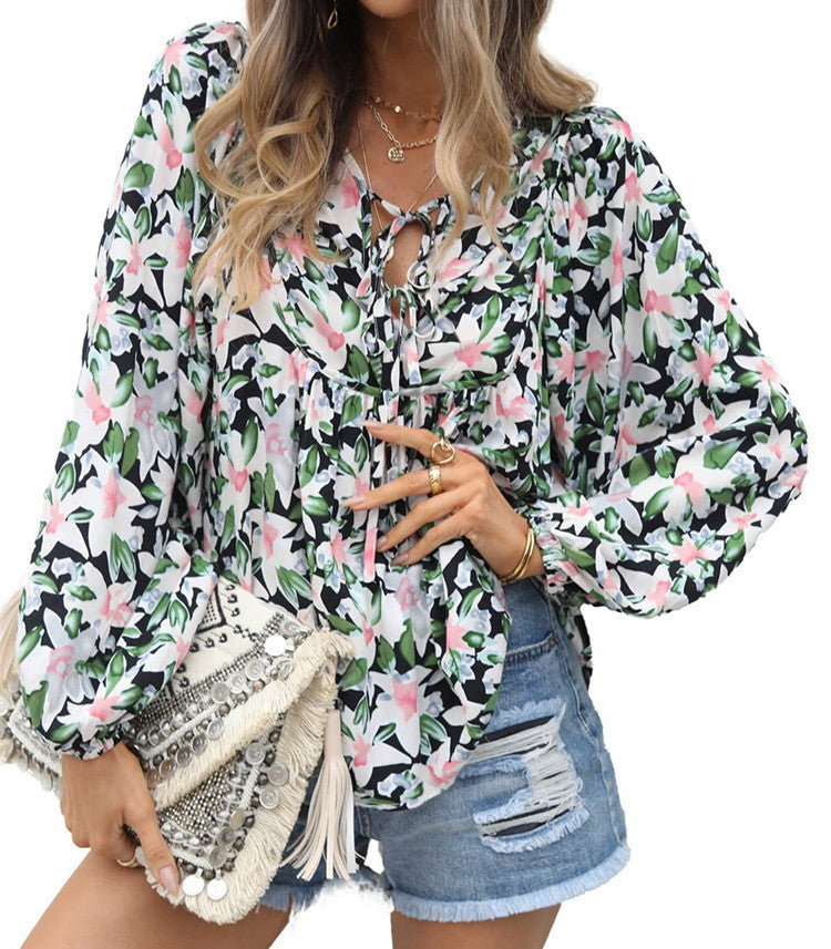 Damebluse med floralt design Stilla