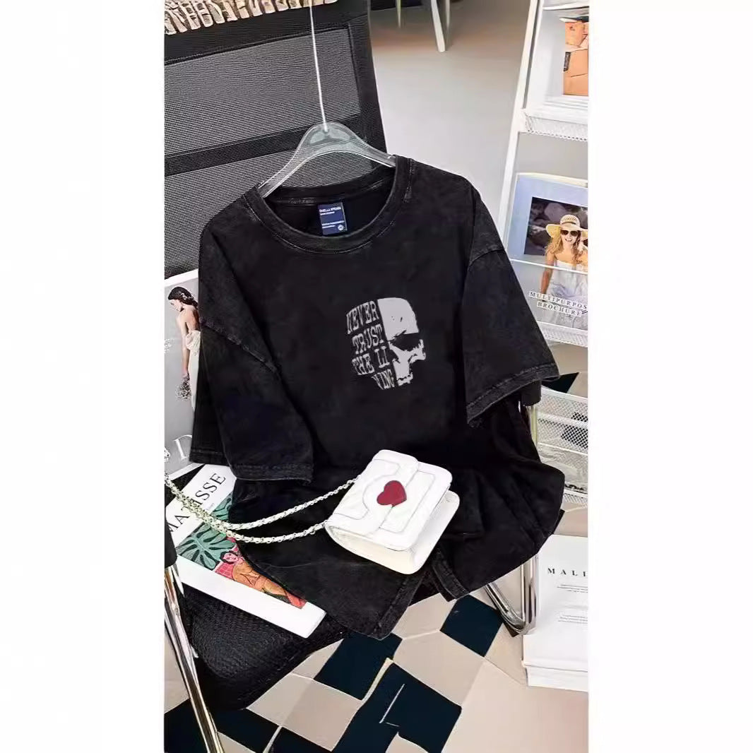 Dame T-shirt i afslappet oversized stil med særligt kreativt grafiktryk Stilla