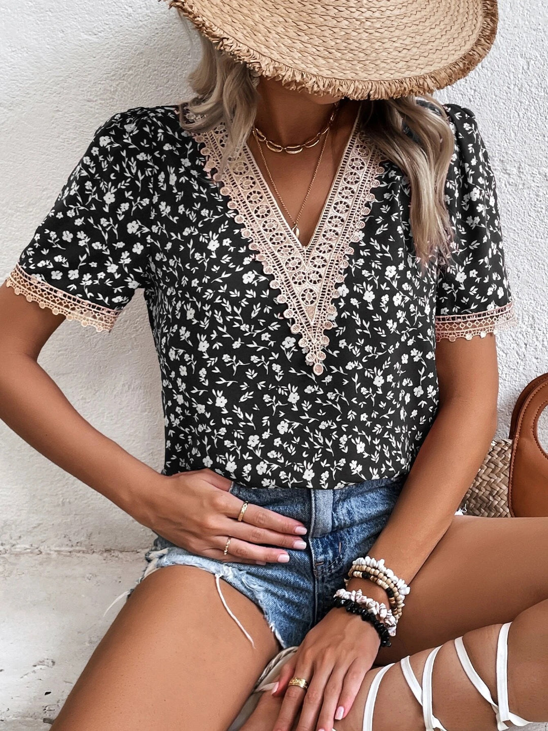 Dame moderigtig bluse med elegant spidsdetalje Stilla