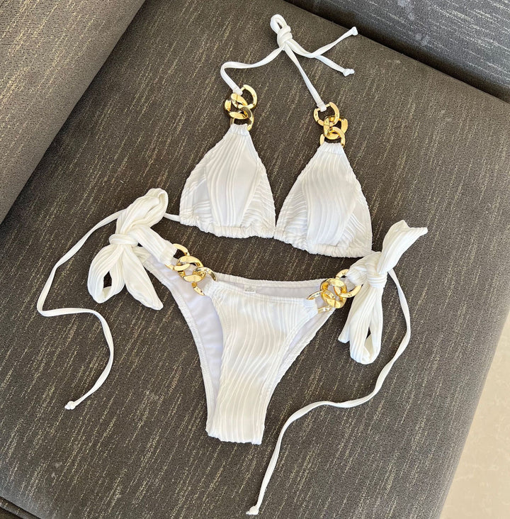 Femme stilfuld trekant-bikini sæt med gyldne accenter Stilla