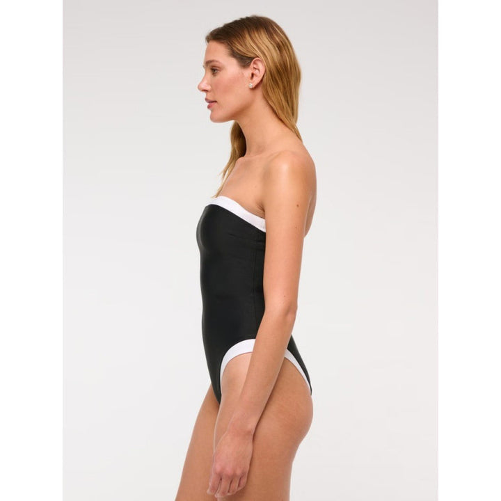 Dame one-piece badedragt med stilfuld bandeau-udskæring og kontrasterende akcenter Skovae