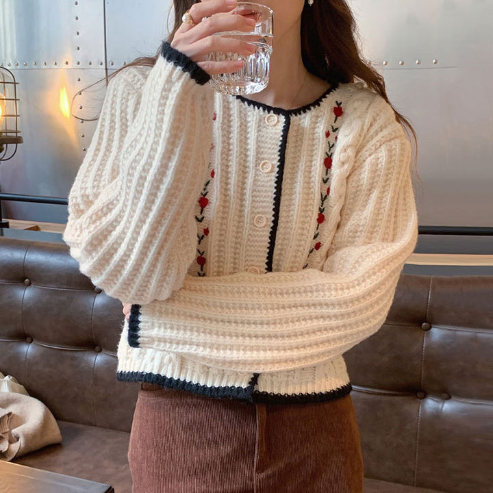 Femme Kort Broderet Strikcardigan Stilla