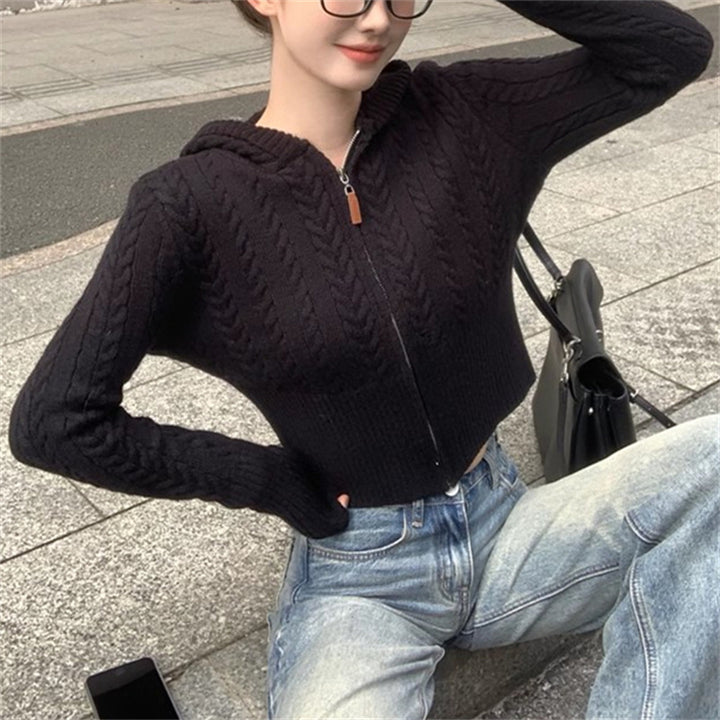 Kvinders cropped cardigan med hætte og kabelmønster Stilla