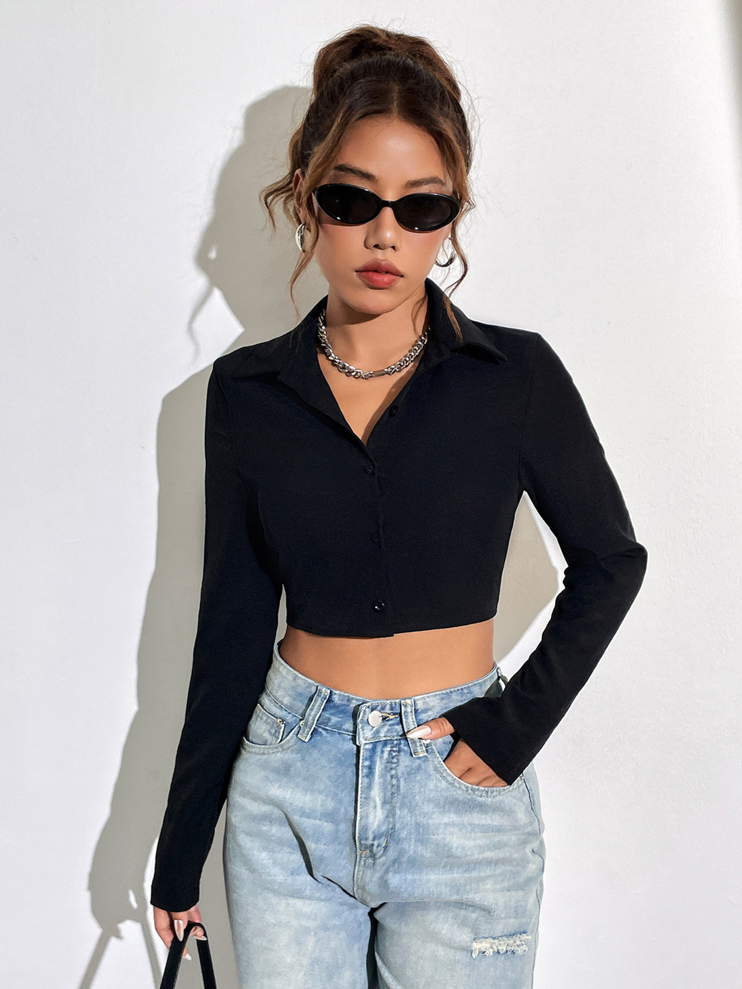 Kvindernes cool crop top med moderne krave og slim fit Stilla