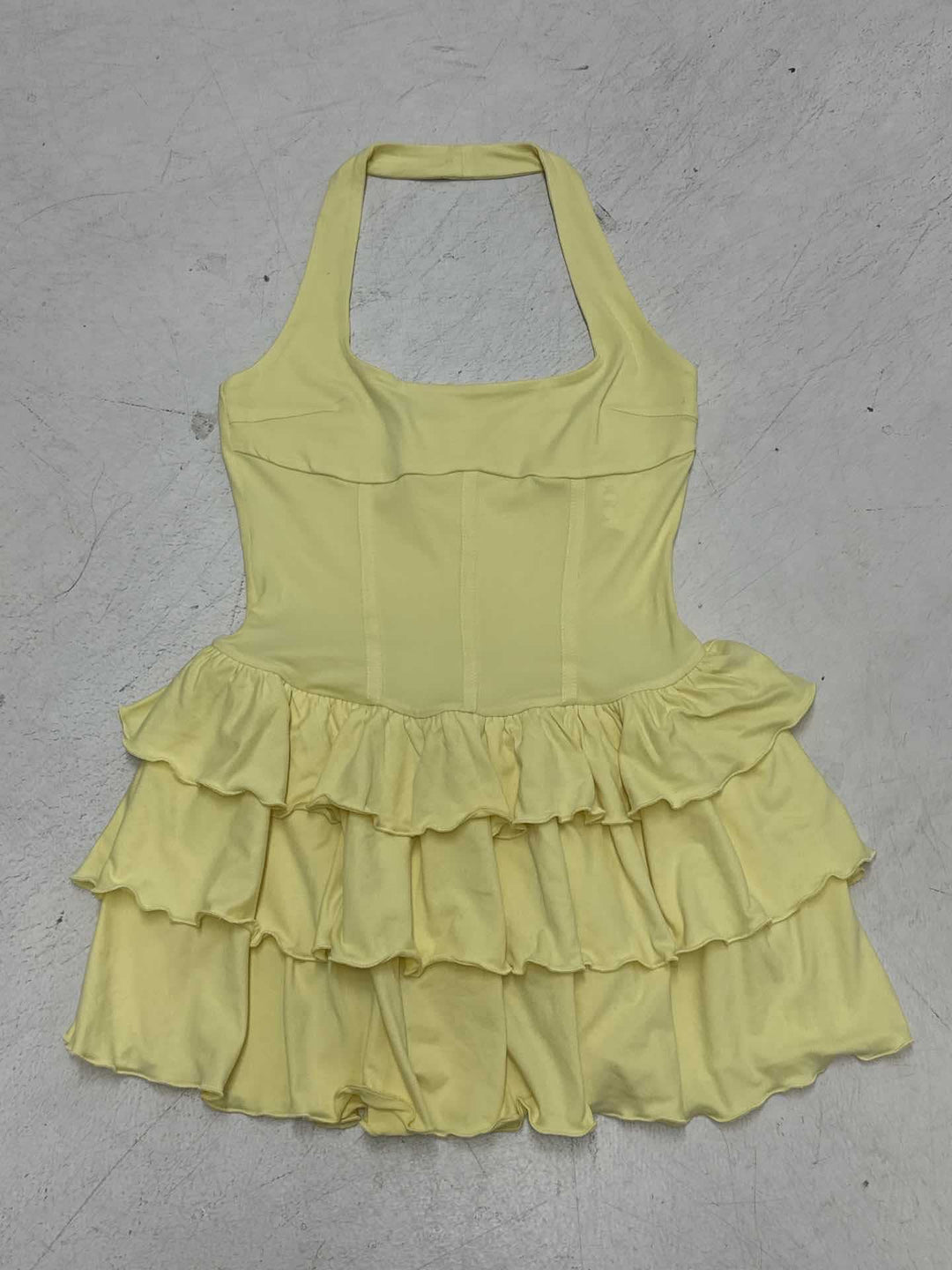 Dame Rapunzel-kjole med voluminøst flæsedesign og dyb halterneck Skovae