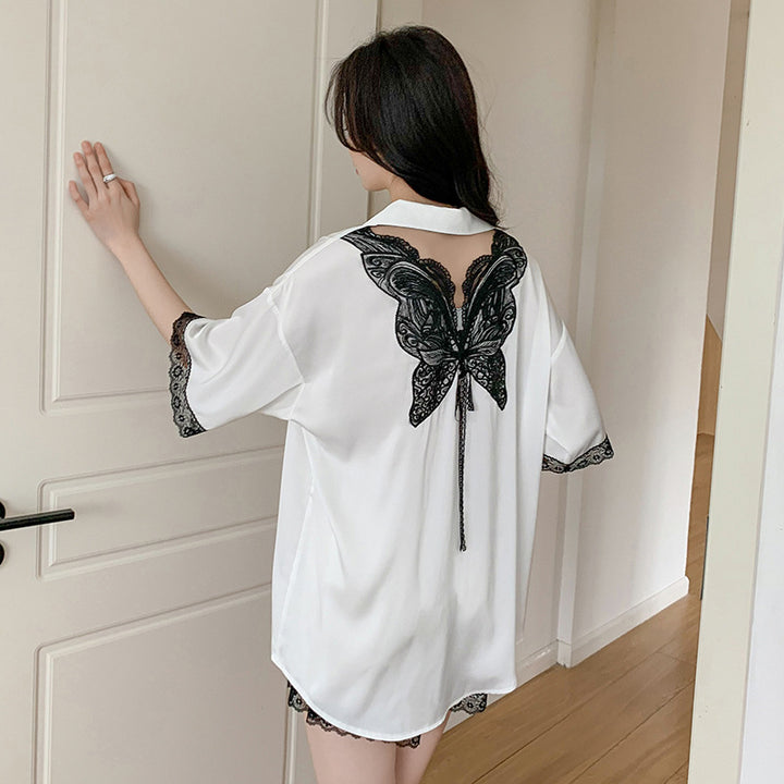 Dame satin natkjole sæt med fine spids aksenter og elegant sommerfugledesign Stilla