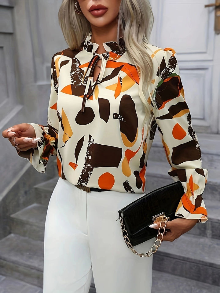 Damebluse med kreativt abstrakt design og elegant slidskraveudsmykning Stilla