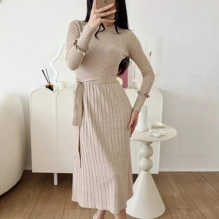 Dame finstrik kjole med elegant ribstruktur og fashionable ærmeaccentuer Stilla