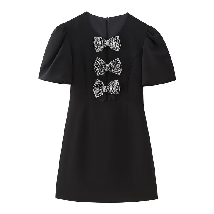 Damekjole med struktureret design og elegante sløjfeapplikationer Stilla