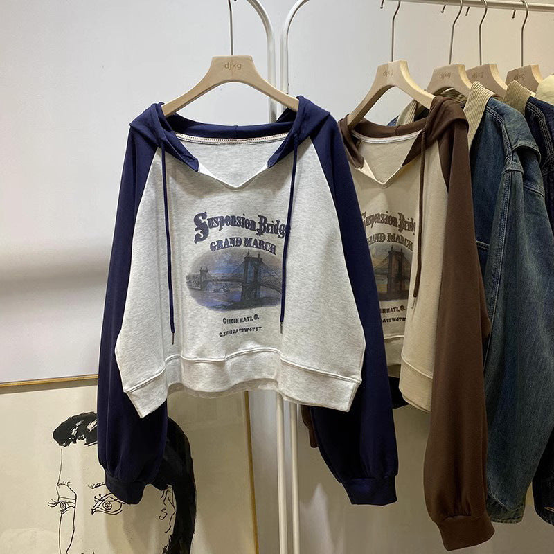 Femme Cropped Grafik Hoodie med kontrastærmer Stilla