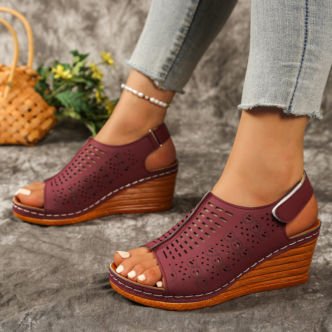 Dame Wedge-sandaler med elegant perforeringsdesign og skridsikker sål Stilla