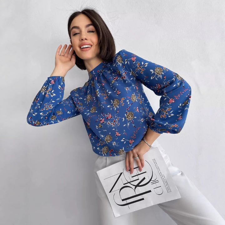 Damebluse med elegant blomsterdesign og bredt ærme Stilla