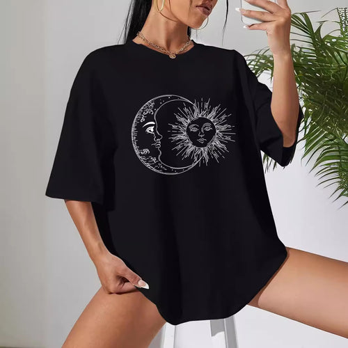 Dame Oversized T-Shirt med kreativt sol-måne-motiv Stilla