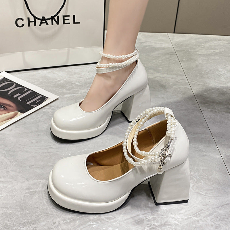Dame Elegante Plateau-Pumps med perleaccentuer og glinsende overflade Stilla