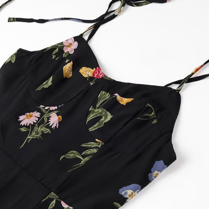 Dame blomsterkjole med justerbare spaghetti stropper og luftig silhuet Stilla