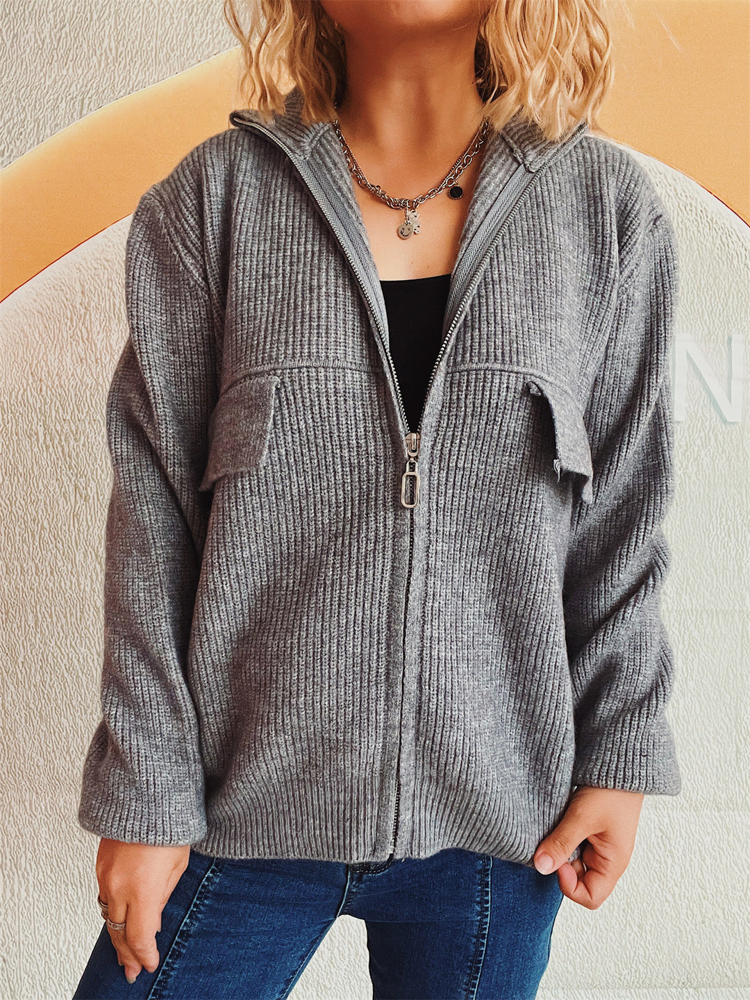 Kvinders fashionable cardigan med høj krave og praktiske lommer Stilla