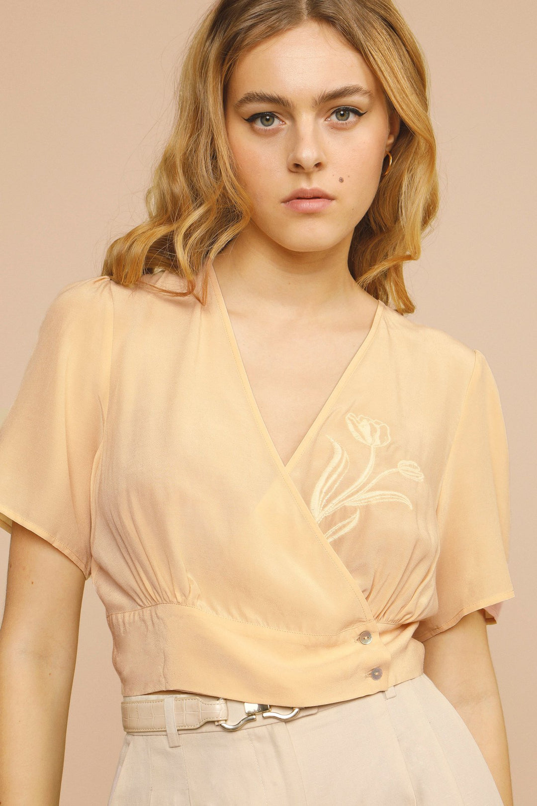 Dame Wrap-bluse med fin broderi Stilla