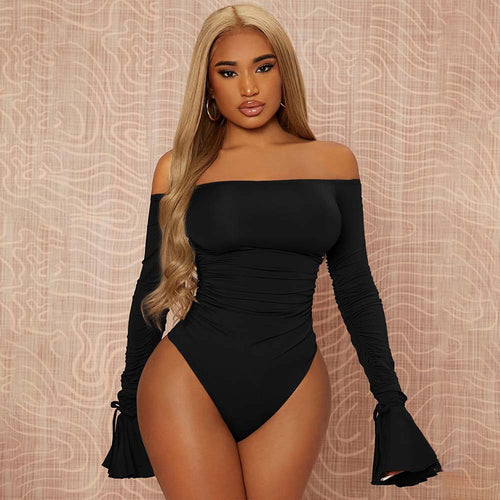 Kvindernes elegante off-shoulder bodysuit med volang detaljer og lange ærmer Stilla