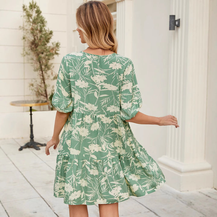 Dame sommerkjole med flydende snit og floralt design Stilla