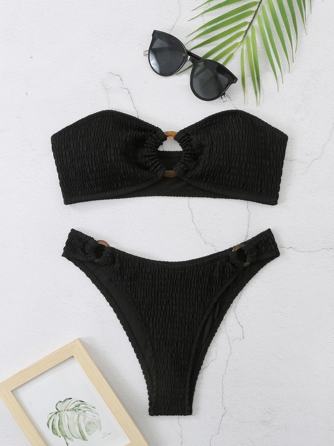 Dame bandeau bikini sæt med sofistikeret rynke design og dekorative ring detaljer Stilla