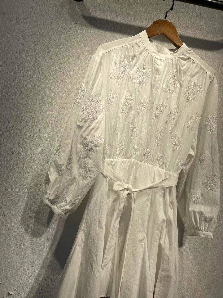 Damer kjole med eksklusive broderi detaljer og moderigtige taljebælte Stilla