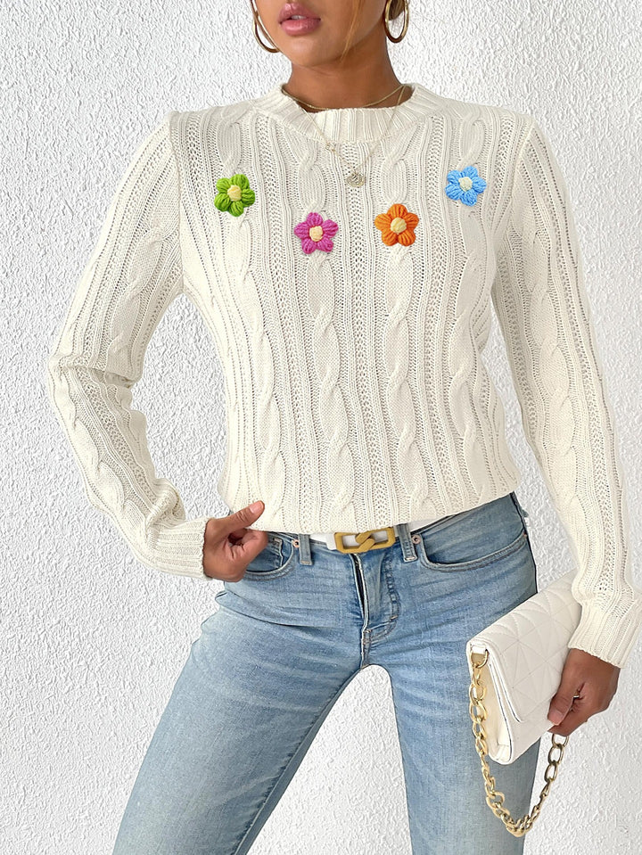 Dame strikpullover med blomsteraccenter og raffineret fletmønster Stilla