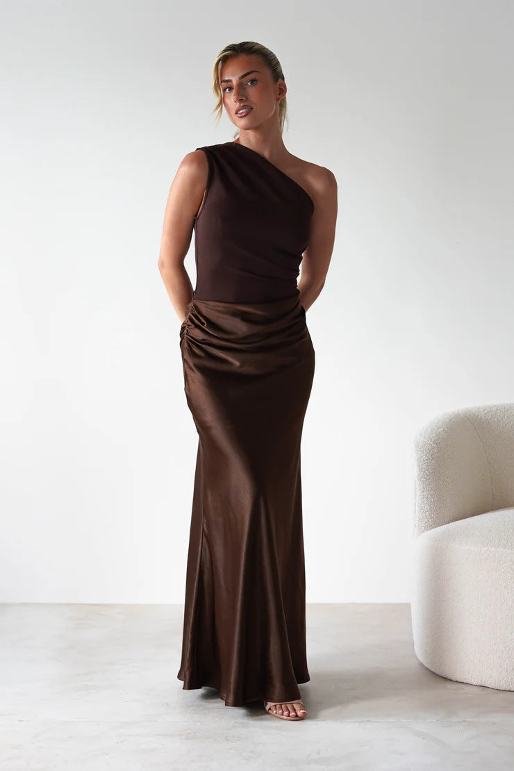 Dame aften kjole med asymmetrisk snit og elegant drapering design