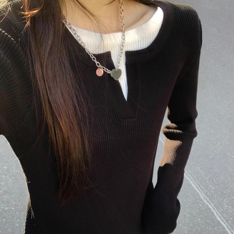 Dame fint strikket pullover med V-hals og ribstruktur Stilla