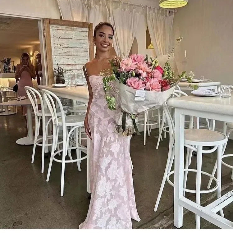 Dame Lang aftenkjole med blomsterdesign og skimrende stof Stilla
