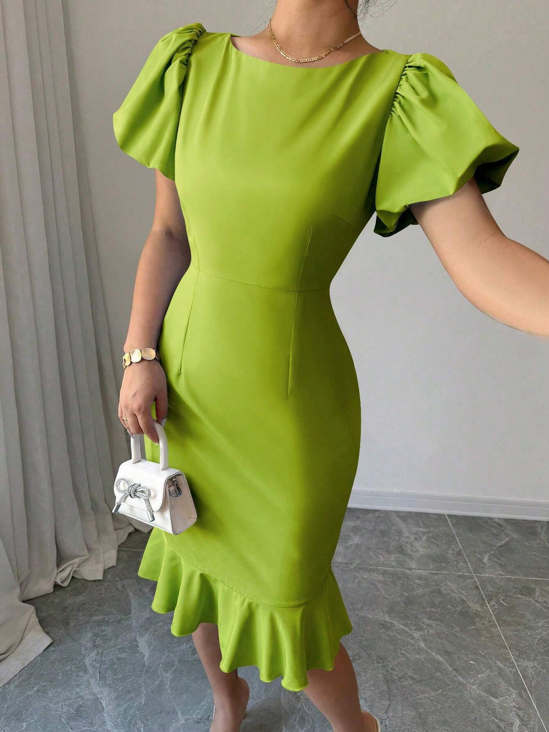 Dame elegant omslagkjole med puffærmer og volangkant Stilla