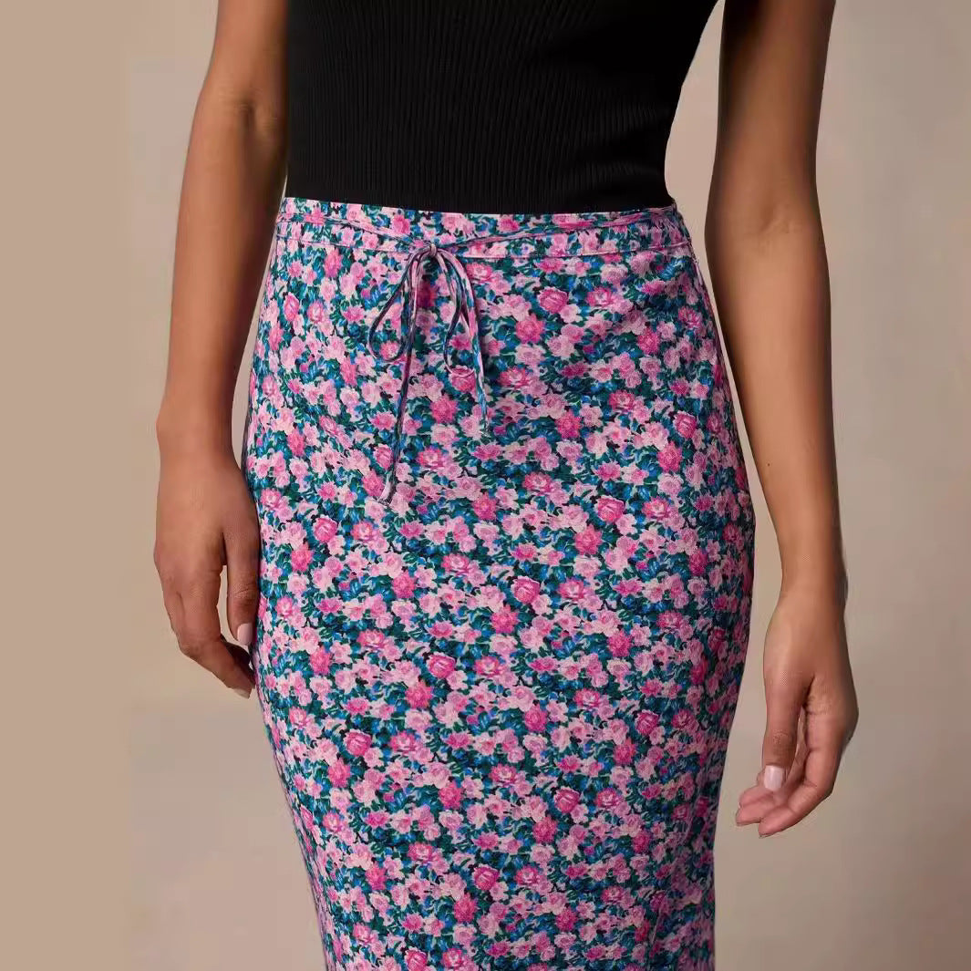 Dame Midirock med floral print og diskrete flæsedetaljer Stilla