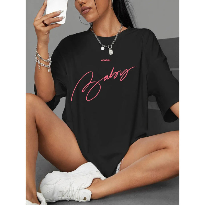 Dame T-Shirt med kunstnerisk statement-tryk og oversized snit Stilla