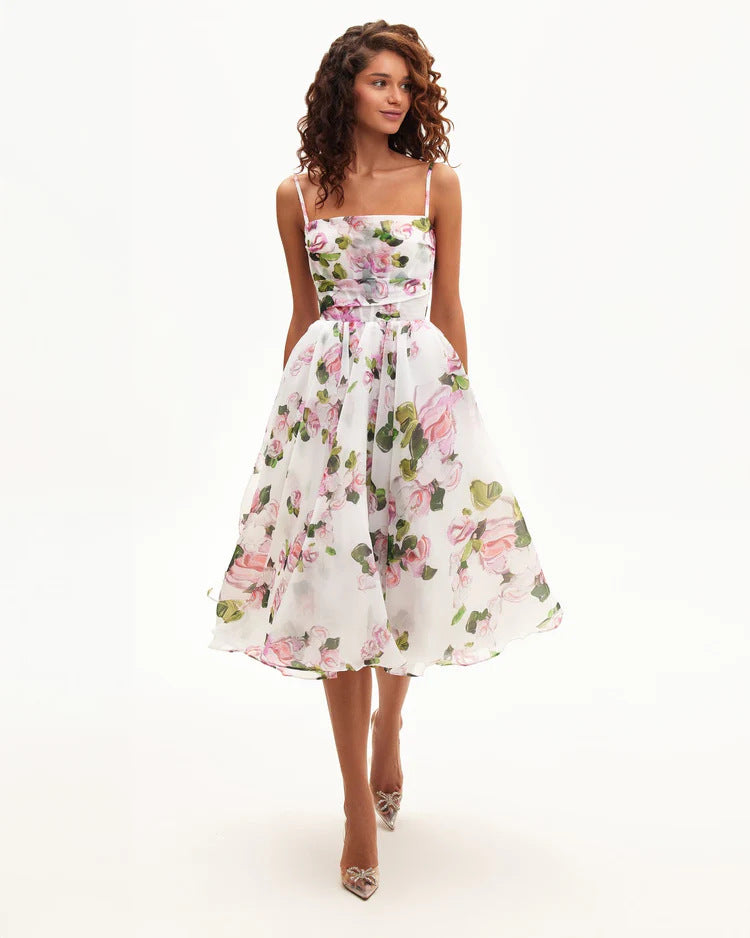 Dame midikjole med romantisk blomsterdesign og flydende chiffon stil