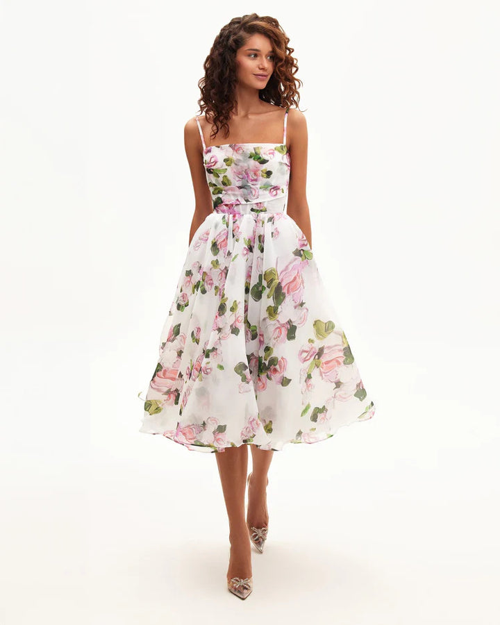 Dame midikjole med romantisk blomsterdesign og flydende chiffon stil